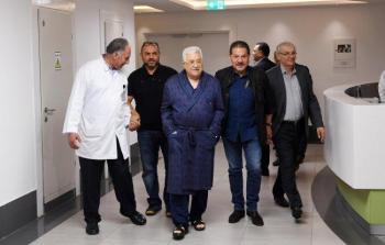 رئيس السلطة داخل أحد المستشفيات - (صورة أرشيفية)
