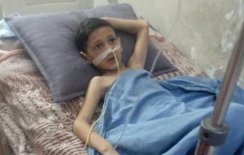 منذ 45 يرقد الطفل أحمد عطا الله فايد (9 أعوام) على سرير داخل أحد مستشفيات قطاع غزة عاجزًا عن الحركة