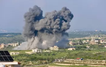 دخان يتصاعد جراء غارة جوية إسرائيلية على قرية مجدل زون جنوب لبنان