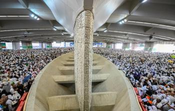 حجاج يرمون الجمرات في أيام التشريق