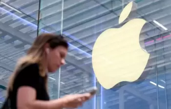 الشركة اتُّهمت بتضليل المستهلكين بشأن قدرات الذكاء الاصطناعي في أجهزتها الحديثة