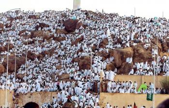 صورة من وقوف الحجاج على جبل عرفات أمس