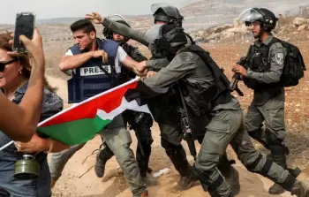 جنود إسرائيليون يعتدون على صحفي فلسطيني (أرشيف)