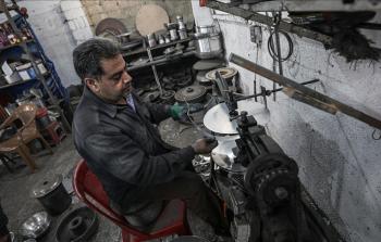 رجل يعمل في إحدى ورش الألمونيوم في غزة (أرشيف)