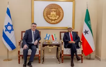 وزير خارجية الاحتلال الإسرائيلي (يسار) مع رئيس إقليم أرض الصومال الانفصالي في هرجيسا (أرشيف)