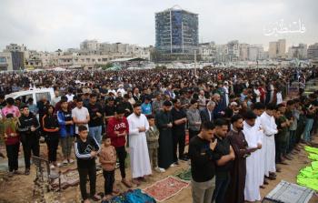 صورة حية من صلاة العيد في ساحة السرايا بغزة (تصوير: محمود أبو حصيرة)