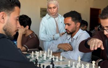 مدربة فلسطينية تستخدم الشطرنج كأداة للتفريغ النفسي وسط الحرب