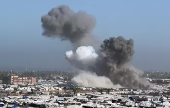 جيش الاحتلال يستهدف خيام نازحين في منطقة المواصي غربي خان يونس (أرشيف)