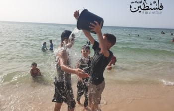 أطفال يلهون على شاطئ بحر غزة