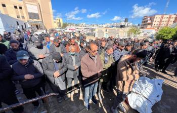 مواطنون يصلون صلاة الجنازة على أحد شهداء العدوان على غزة (أرشيف)