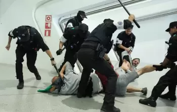 صورة حية من لحظة الاعتداء على نشطاء أسطول الصمود في مطار الباسك