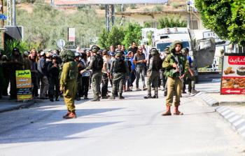 مستوطنين يهود بحماية جيش الاحتلال يهاجمون قرى فلسطينية في الضفة الغربية (أرشيف)