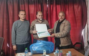 وليد الشرفا تم تكريمه من قبل المدير العام لصحيفة فلسطين