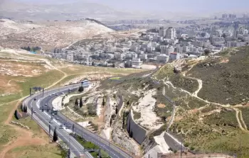 طرق استيطانية تربط القدس بالتكتل الاستيطاني 