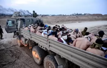 شاحنة مليئة بمعتقلين فلسطينيين في قطاع غزة (أرشيف)