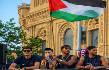 لامين يامال يرفع العلم الفلسطيني أثناء تتويج النادي الكاتلوني للدوري الأسباني