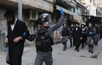 جنود إسرائيليون يقتادون أحد المتدينين الحريديم