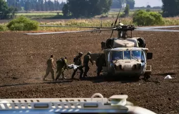 صورة أرشيفية لإجلاء جندي إسرائيلي أصيب في أعقاب هجمات صاروخية من لبنان