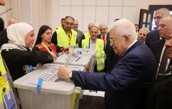 عباس يدلي بصوته في الانتخابات الخاصة بحركة فتح