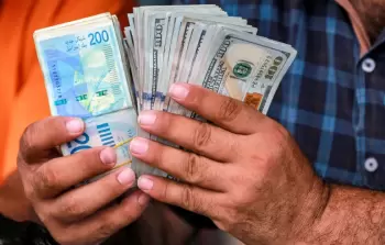 غزة تواجه شللاً اقتصادياً بفعل نقص السيولة
