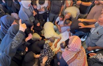 وداع أحد الشهداء جراء قصف طائرات مسيرة إسرائيلية لمجموعة مواطنين غرب خان يونس (تصوير- رمضان الآغا)