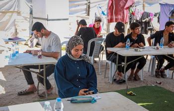 طلبة الثانوية العامة في قطاع غزة يتقدمون للعام الثالث على التوالي لامتحاناتهم إلكترونيًا