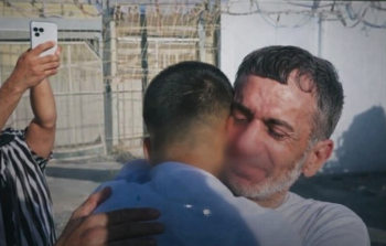 عناق بين الأسير المحرر الريماوي ونجله