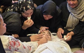 من وداع الطفل أمير عماد البشيتي (13 عامًا) في مستشفى ناصر بخانيونس (تصوير- رمضان الآغا)