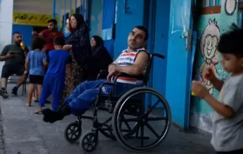 نازحون في مخيم إيواء لوكالة 