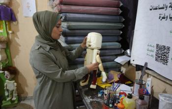 بين ركام الدمار وضغوط النزوح وفقدان الأمان، تحولت هذه الدمى من مجرد ألعاب إلى وسيلة للتفريغ النفسي