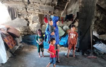 تحت سقف متهاوٍ في غزة، ترعى رنا مصلح سبعة أطفال بينهم ثلاثة توائم، في حين تستقبل فصل الصيف الذي يثقل كاهلها للسنة الثالثة