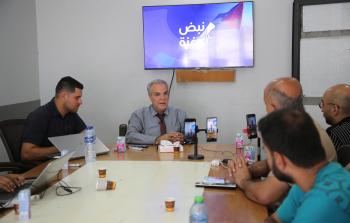مدير عام الإدارات المدرسية في وزارة التربية والتعليم، الدكتور عائد الربعي ضمن برنامج نبض غزة الذي تنظمه صحيفة فلسطين (تصوير: محمود أبو حصيرة)