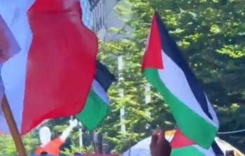مشجعون كنديون يرفعون الأعلام الفلسطينية
