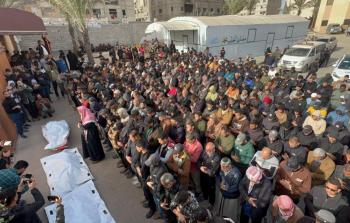 مواطنون يصلون صلاة الجنازة على أحد شهداء العدوان على غزة (أرشيف)