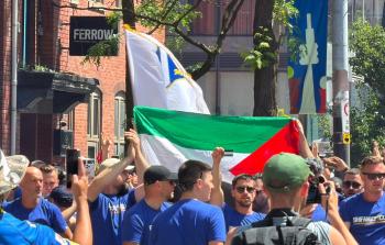 رفع العلم الفلسطيني في فعاليات المونديال