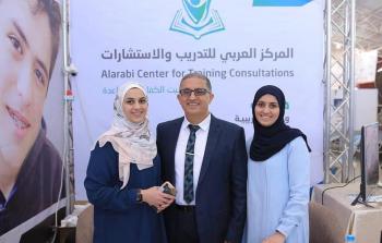 الطبيب جمال نعيم برفقة ابنتيه