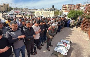 مواطنون يصلون صلاة الجنازة على أحد شهداء العدوان على غزة (أرشيف)
