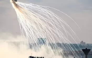 وثّقت الصحيفة استخدام جيش الاحتلال الإسرائيلي ذخائر الفوسفور الأبيض فوق مناطق مأهولة بالسكان في جنوب لبنان