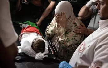 فريال أبو هيكل تودع حفيدها الرضيع سام (7 أشهر) الذي استشهد برصاص جنود الاحتلال في الخليل