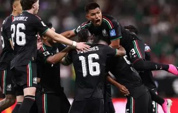 احفال لاعبي المكسيك بتسجيل هدف الفوز