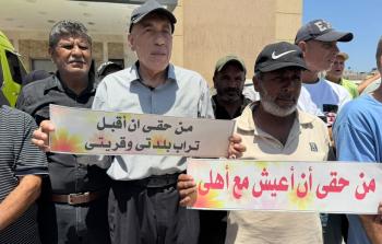 صورة من وقفة احتجاجية بخان يونس أمس للأسرى المحررين احتجاجا على حرمانهم من ذويهم (تصوير: ربيع أبو نقيرة)