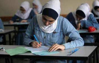 طالبة فلسطينية تقدم امتحان الثانوية العامة - (صورة أرشيفية)