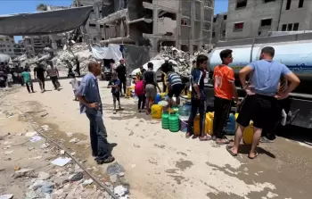 مئات الآلاف من النازحين يعتمدون على صهاريج نقل المياه للحصول على احتياجاتهم من مياه الشرب