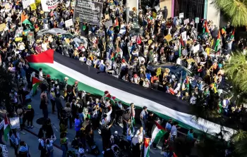 آلاف المتظاهرين في شوارع وسط مدينة لوس أنجلوس احتجاجاً على المجازر الإسرائيلية في غزة