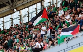 رفعت العلم الفلسطيني من قبل جماهير أيرلندا