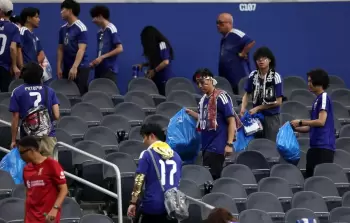 قام مشجعو اليابان بتنظيف المدرجات بعد مباراة منتخبهم الافتتاحية في كأس العالم ضد هولندا في تكساس