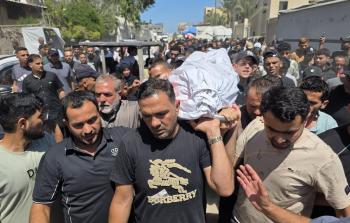 جانب من تشييع أحد الشهداء بغزة أمس (تصوير- رمضان الآغا)