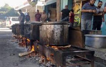 مواقد طعام على الحطب نظرا لأزمة الغاز في غزة