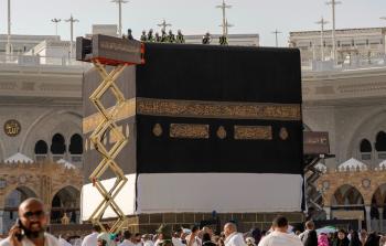 أعمال تغيير كسوة الكعبة المشرفة