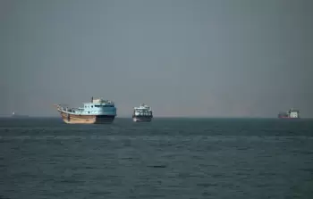 سفن في مضيق هرمز كما تظهر من محافظة مسندم في سلطنة عمان أمس